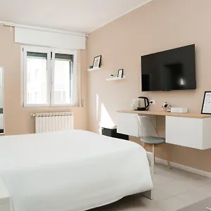 Rooms&apartments T.10 , Como Italia